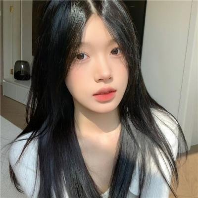 微光下的蓝色男孩